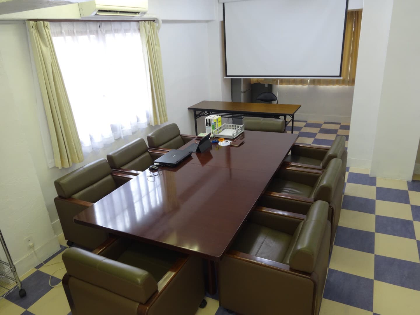 カーテン開けると南側から採光できます。南隣地は駐車場ですので直射日光です。