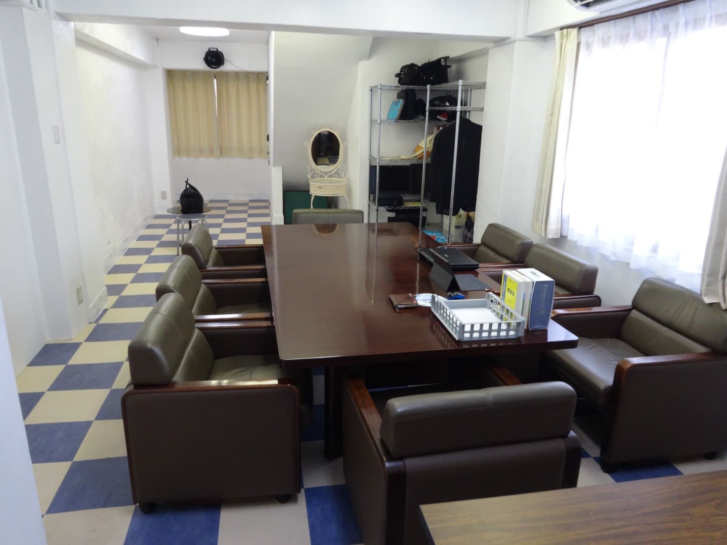 エアコンは2台あります。明るさや温度はご自由に設定してください。