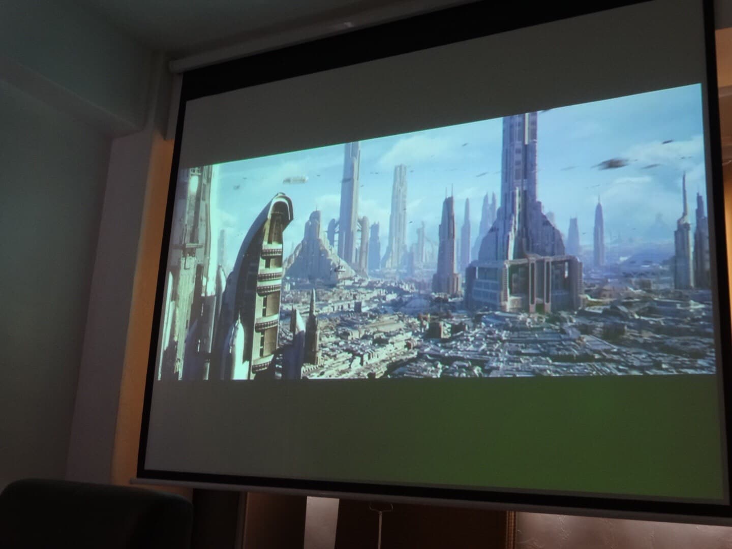 パソコンを持ち込んでいただいたらプロジェクターに備え付けのコネクターで繋いで利用可能です。もちろん使用料は基本料金にコミコミです