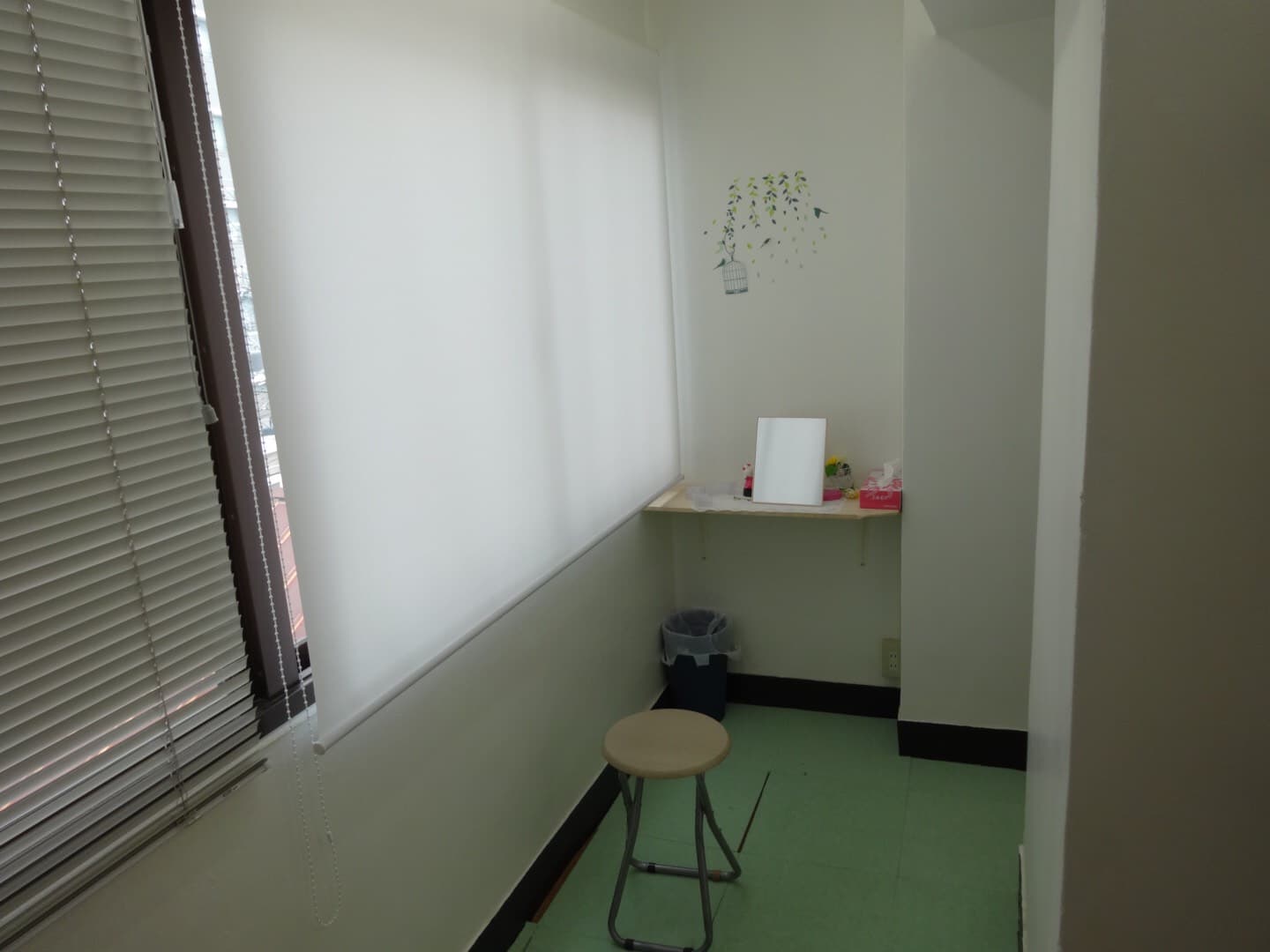 着替えは落ち着いたスペースで。カーラーも貸し出ししてます。