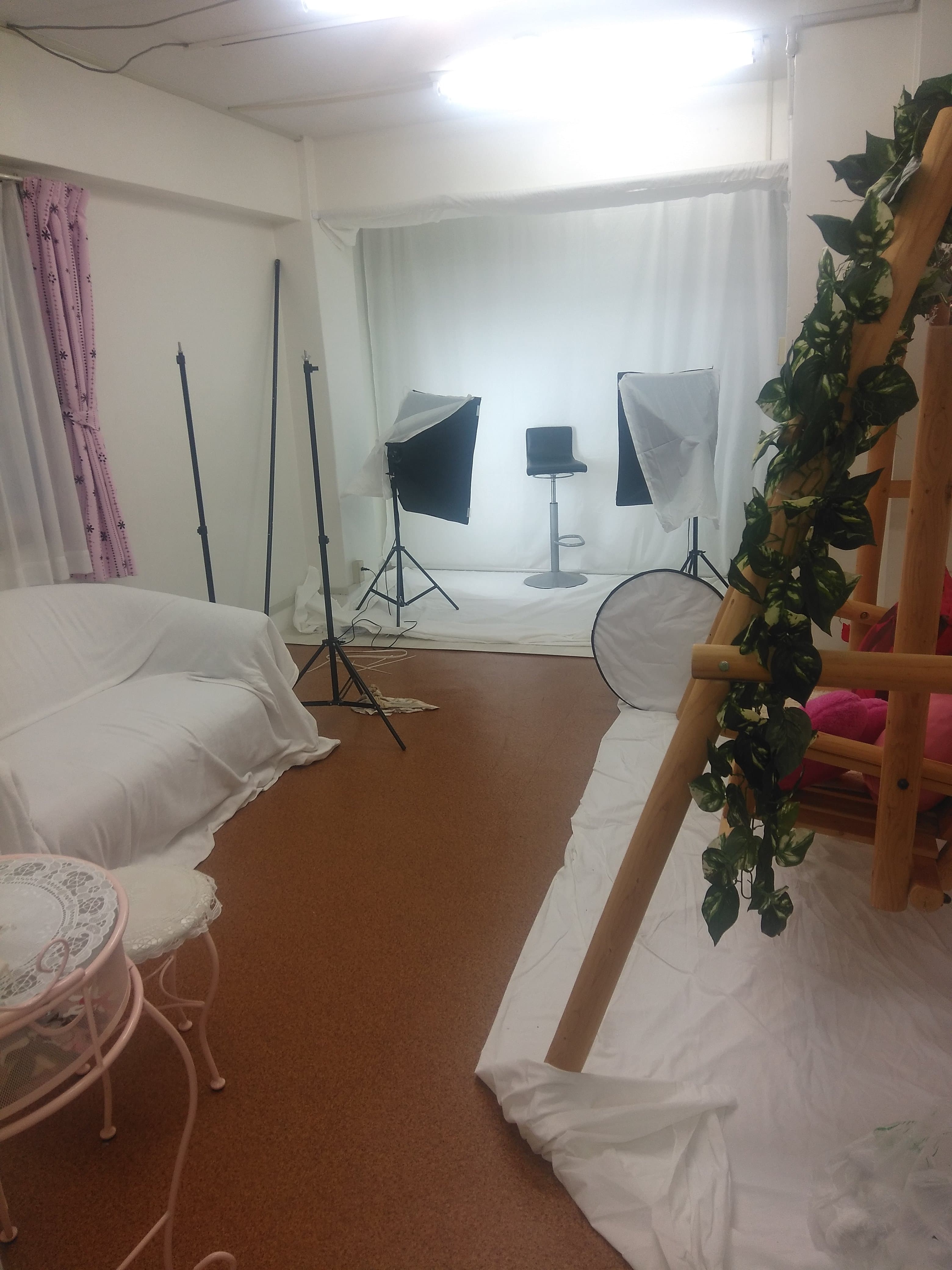 バックホワイトで全身画像撮影に十分な高さと引き有り。照明使用など全て基本料金にコミコミです。