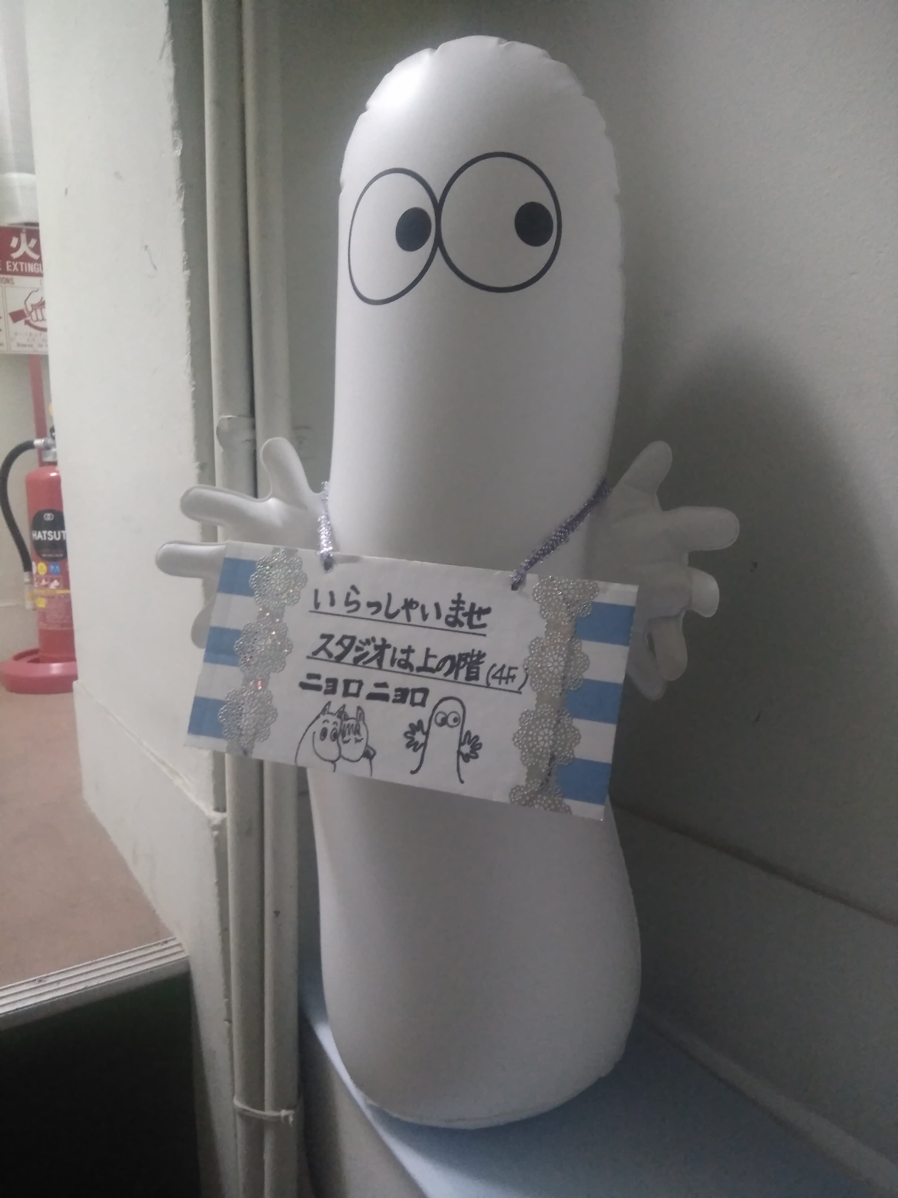 ビル上がって突き当りでニョロニョロの案内を見つけたらもう一息でスタジオです。