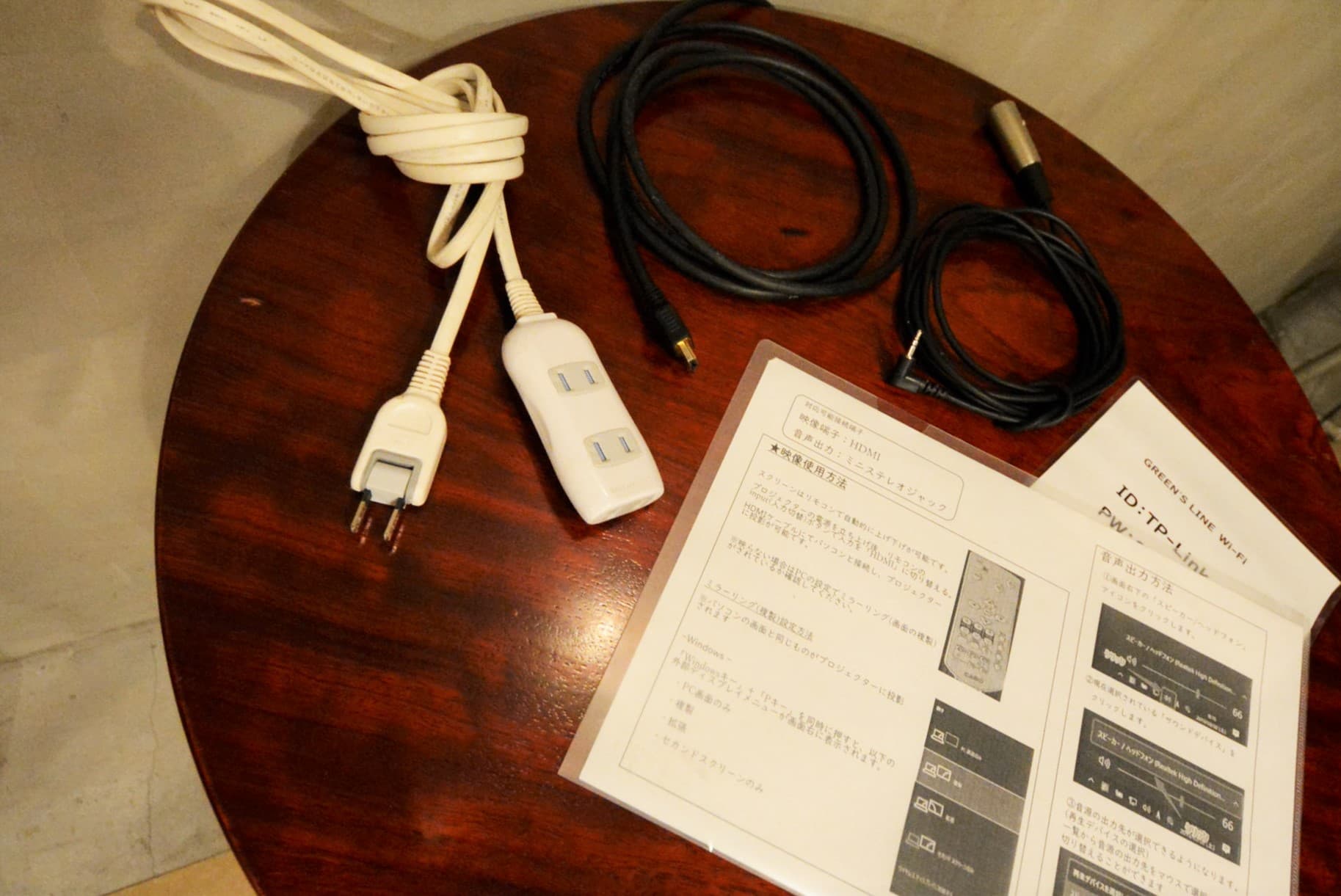 プロジェクター接続はHDMI、音響接続はイヤホンジャックがございます 電源ケーブルなど各種ケーブルもご用意 簡易説明書もご用意し