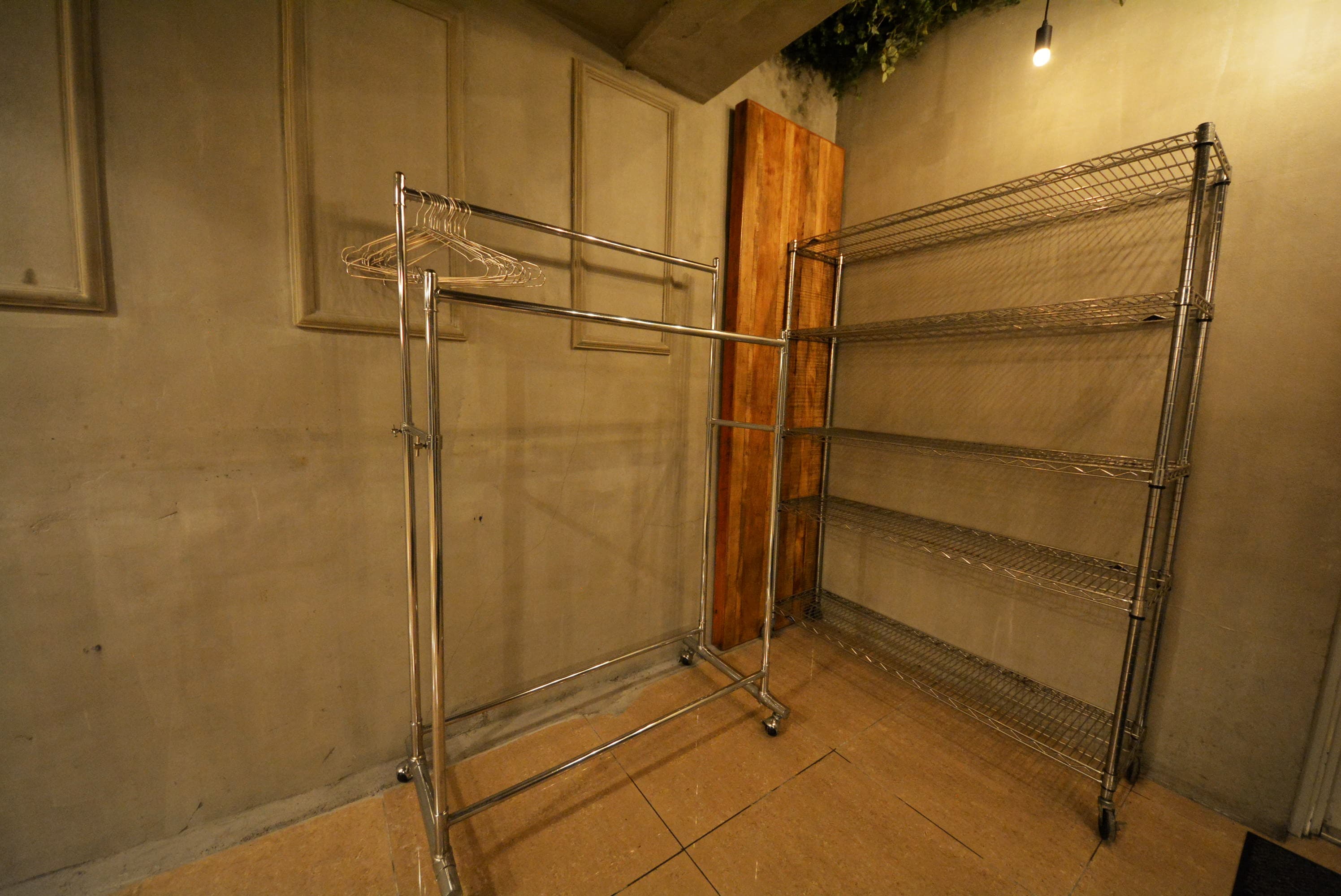 荷物置き、ハンガーラックもご用意