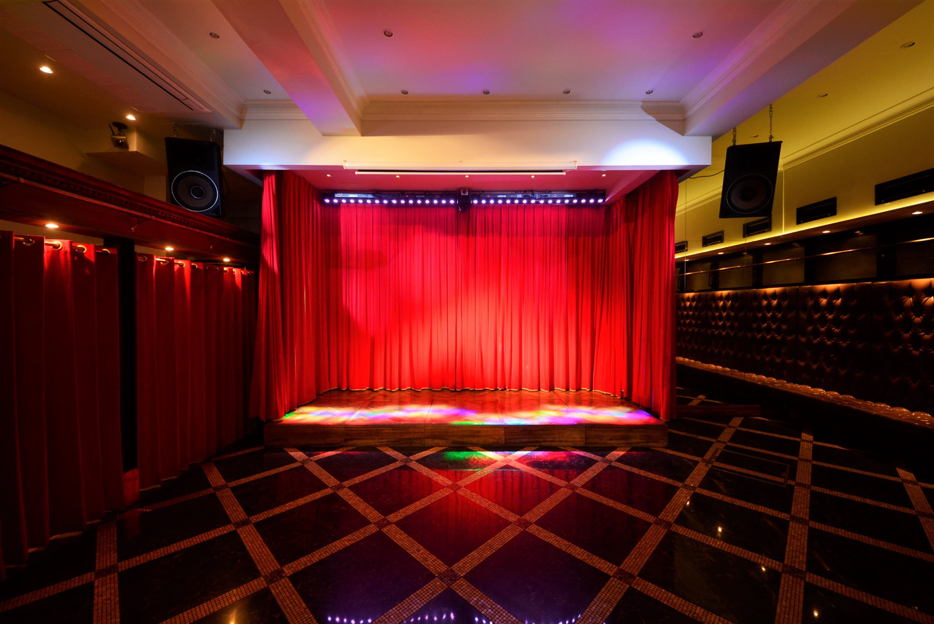 赤いカーテンに囲まれたステージ 奥のカーテンと、ステージ前のカーテンは電動カーテンです。 ※ステージの大きさ(435mm×155