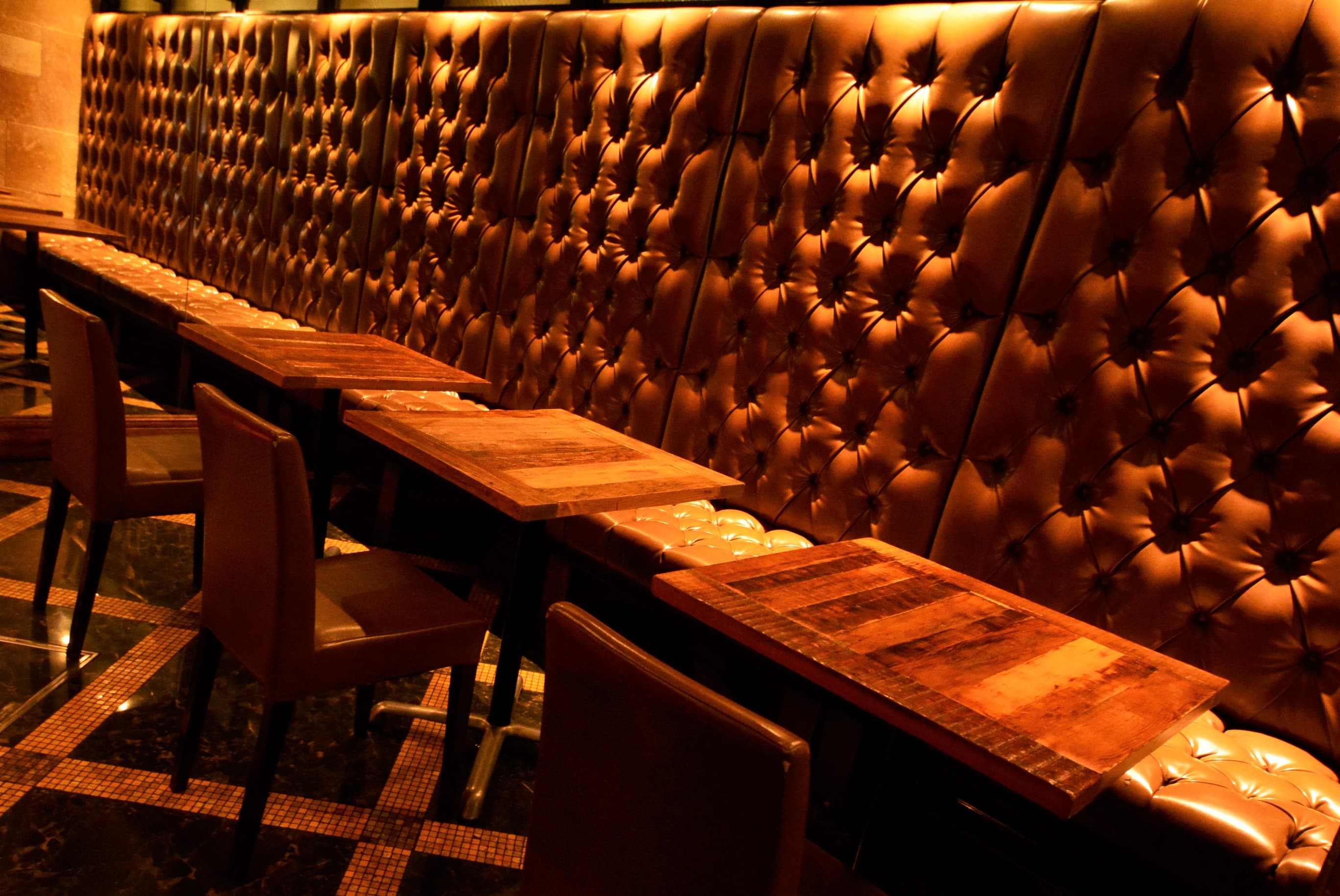 ソファー席。ローテーブル・ローチェアー利用はお問い合わせください。