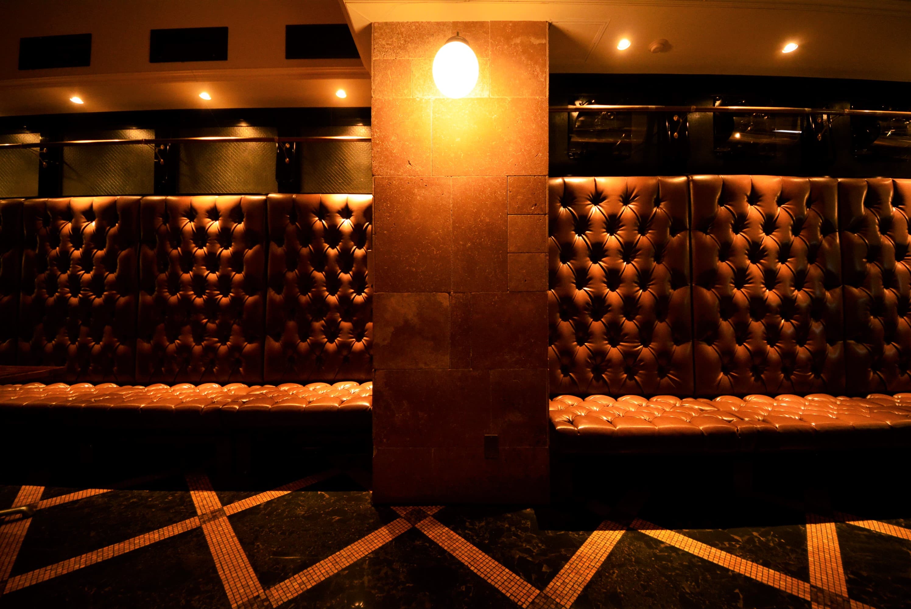 壁面タイル。地明かりのみで雰囲気が出ます。