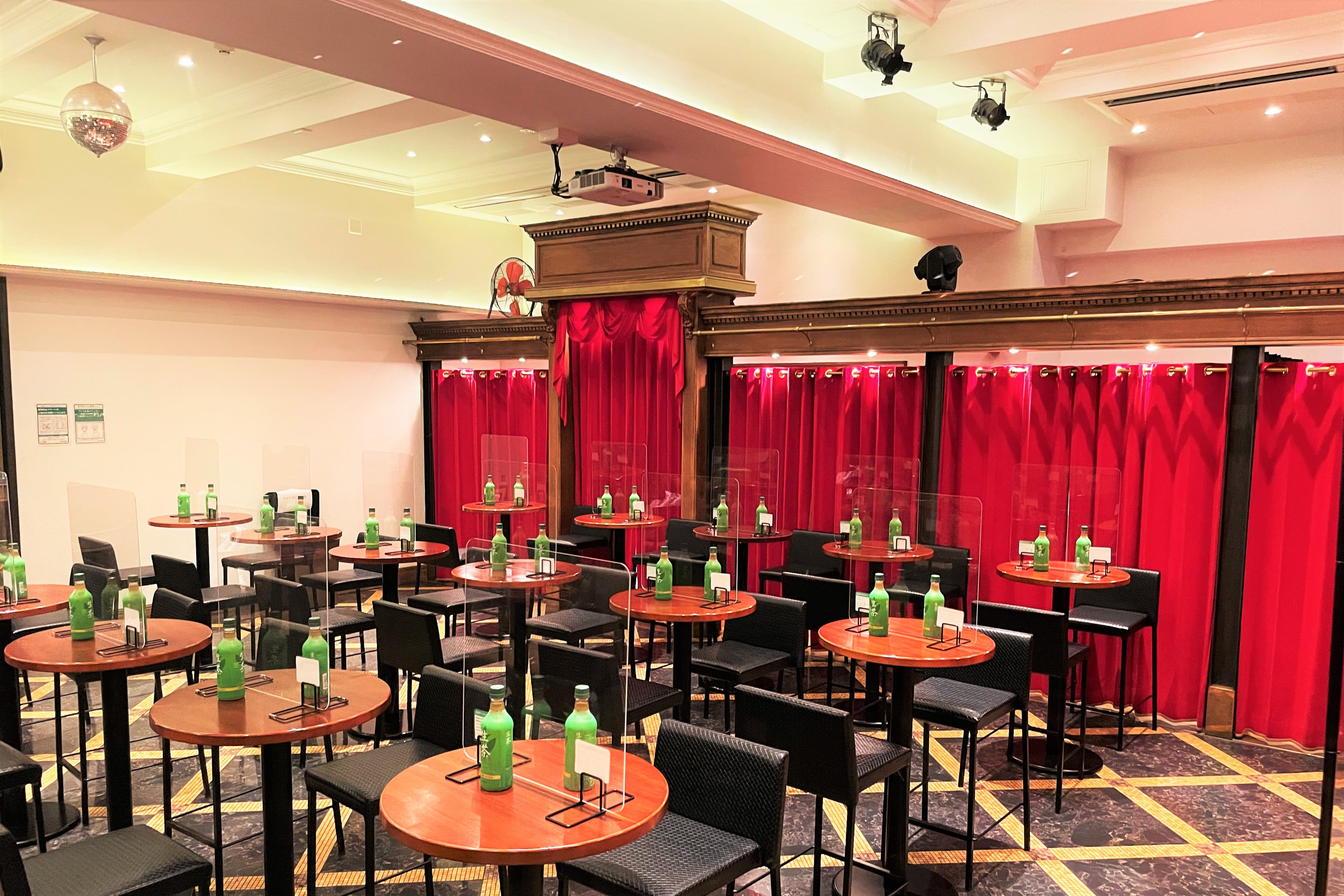 イベント利用の際のレイアウトです。各テーブルにアクリル板を設け、お飲み物はお一人様ペットボトル1本のみとさせて頂きました。これ以