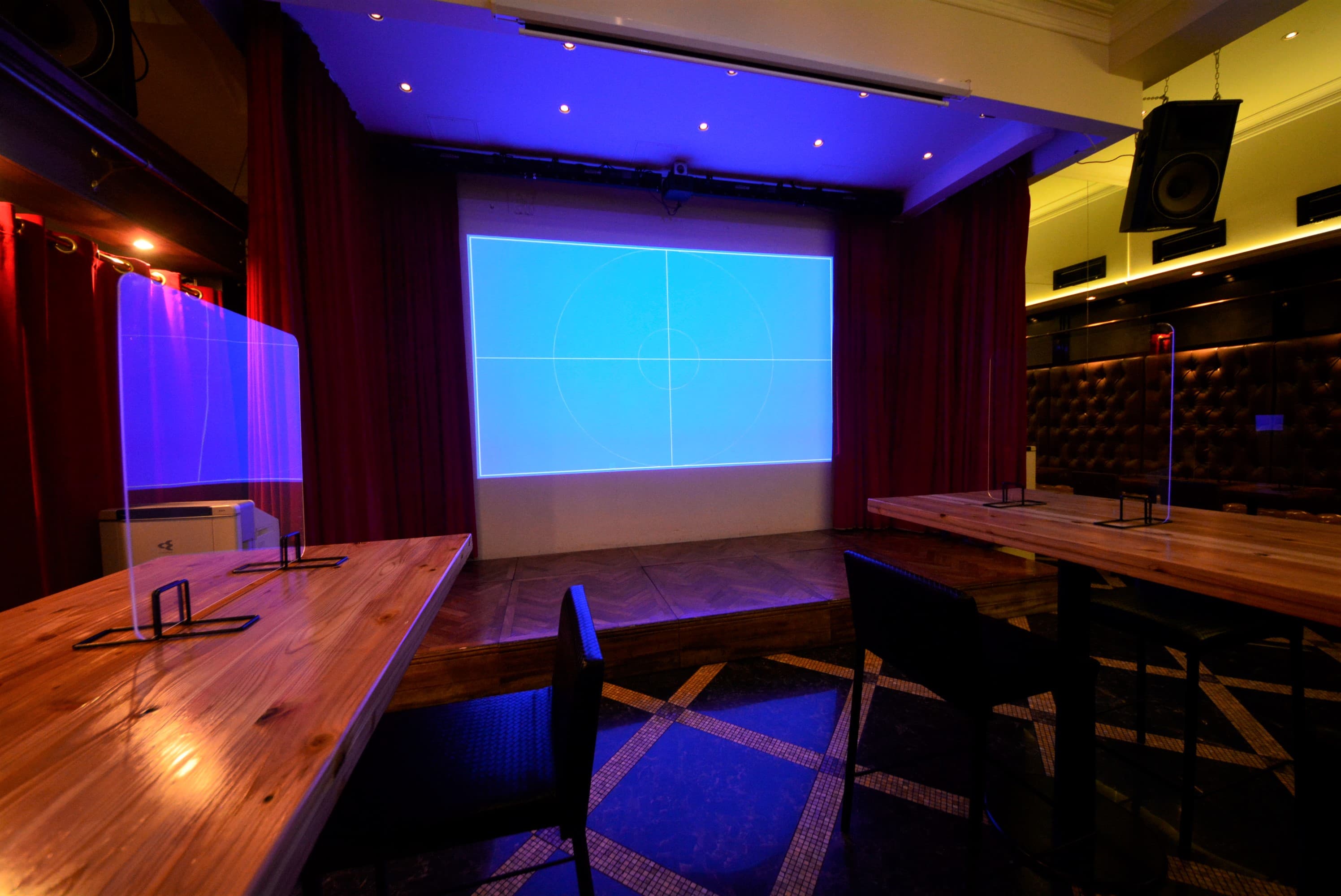 プロジェクター&スクリーン(120インチ)