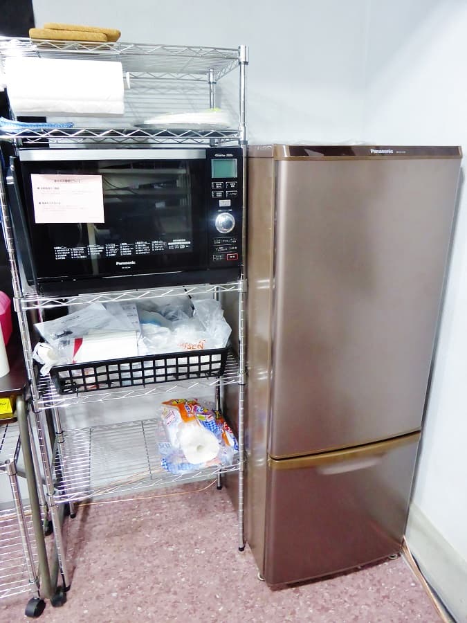 冷蔵庫、レンジがありますので、お酒・飲食を持ち込んで200インチ大画面を見ながらパーティーができる!