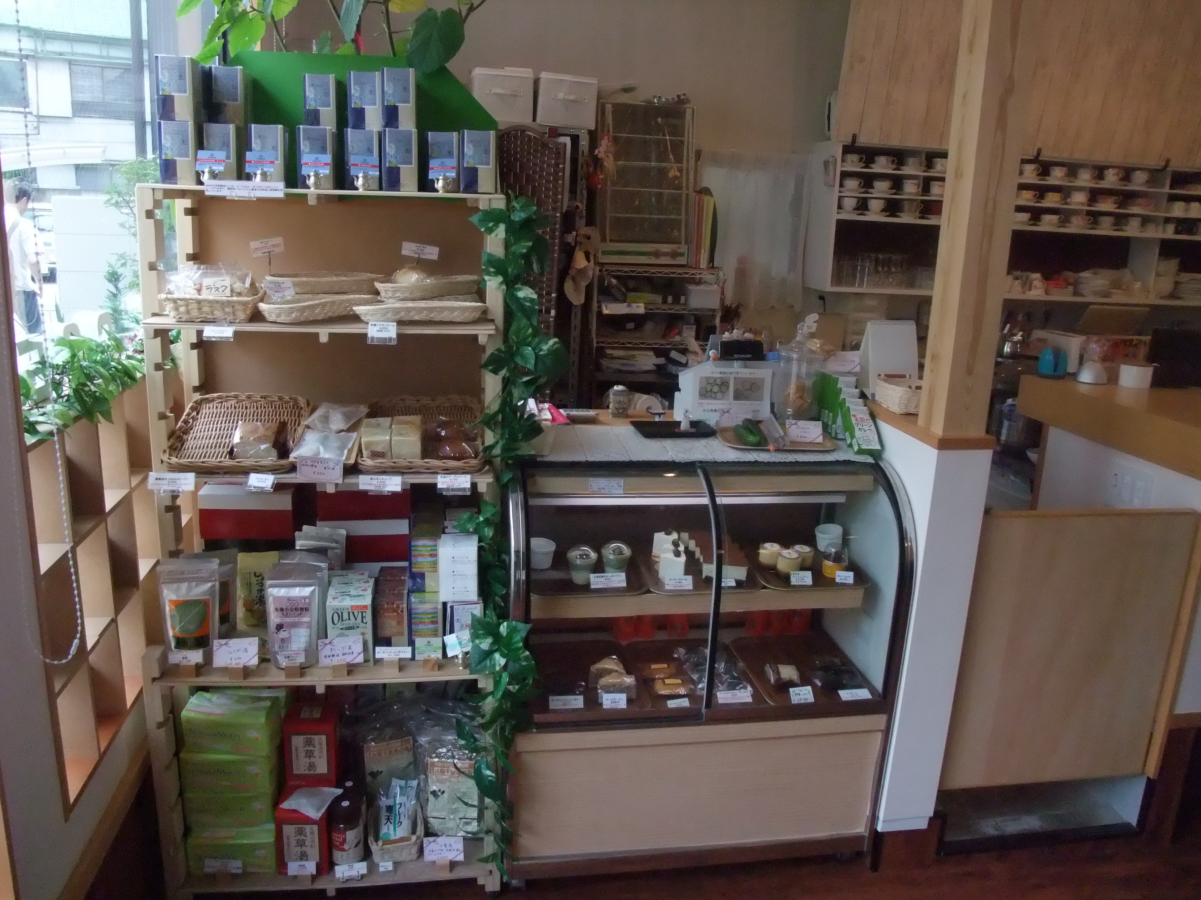 入口正面。自然食品を販売しています