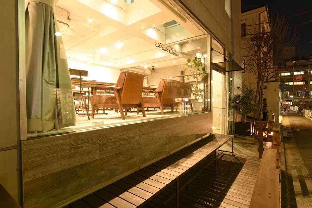 光の差し込むガラス張り路面スペースは、展示会や交流パーティにもぴったり