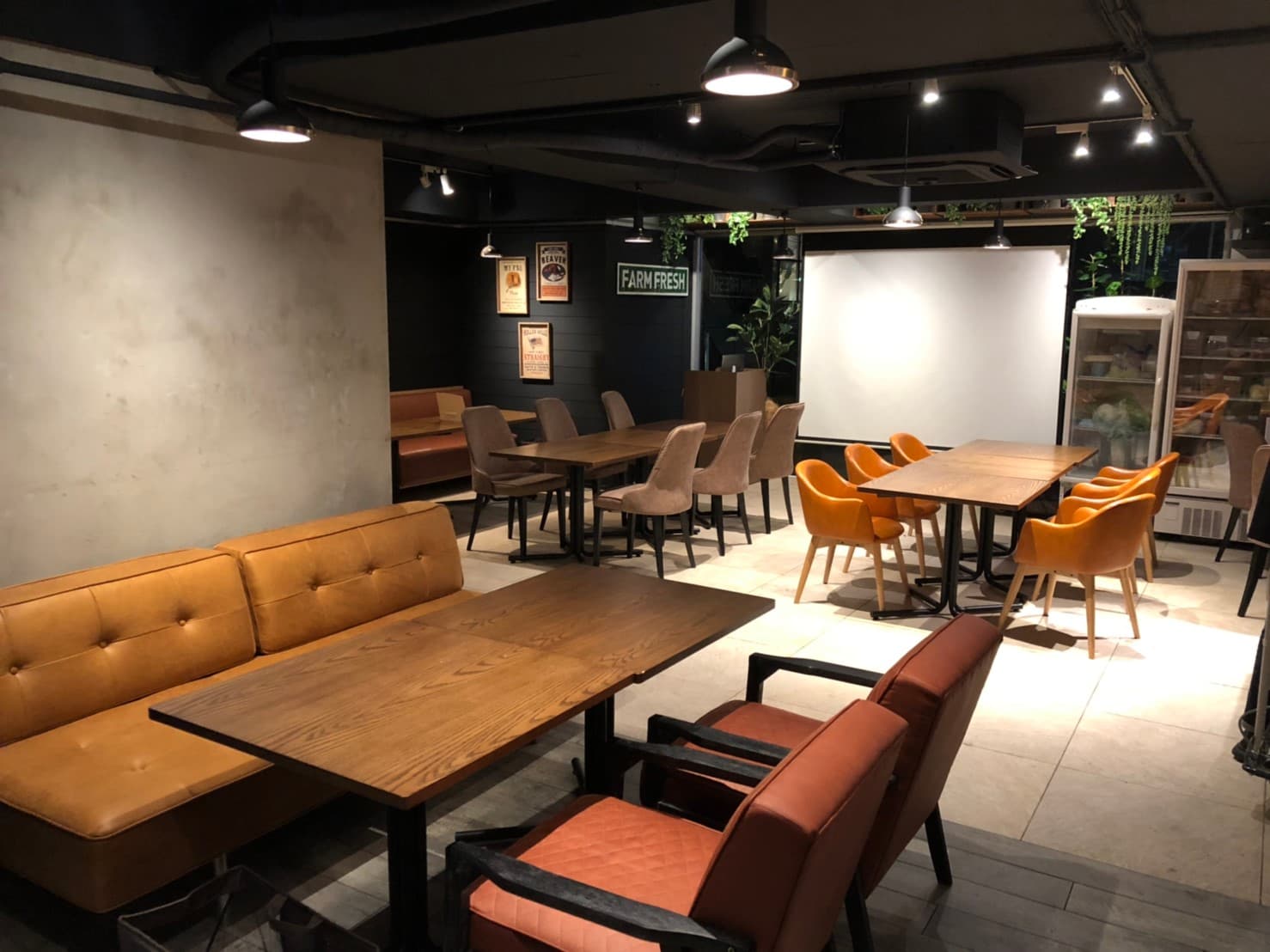 大きなスクリーン、プロジェクター等設備も充実