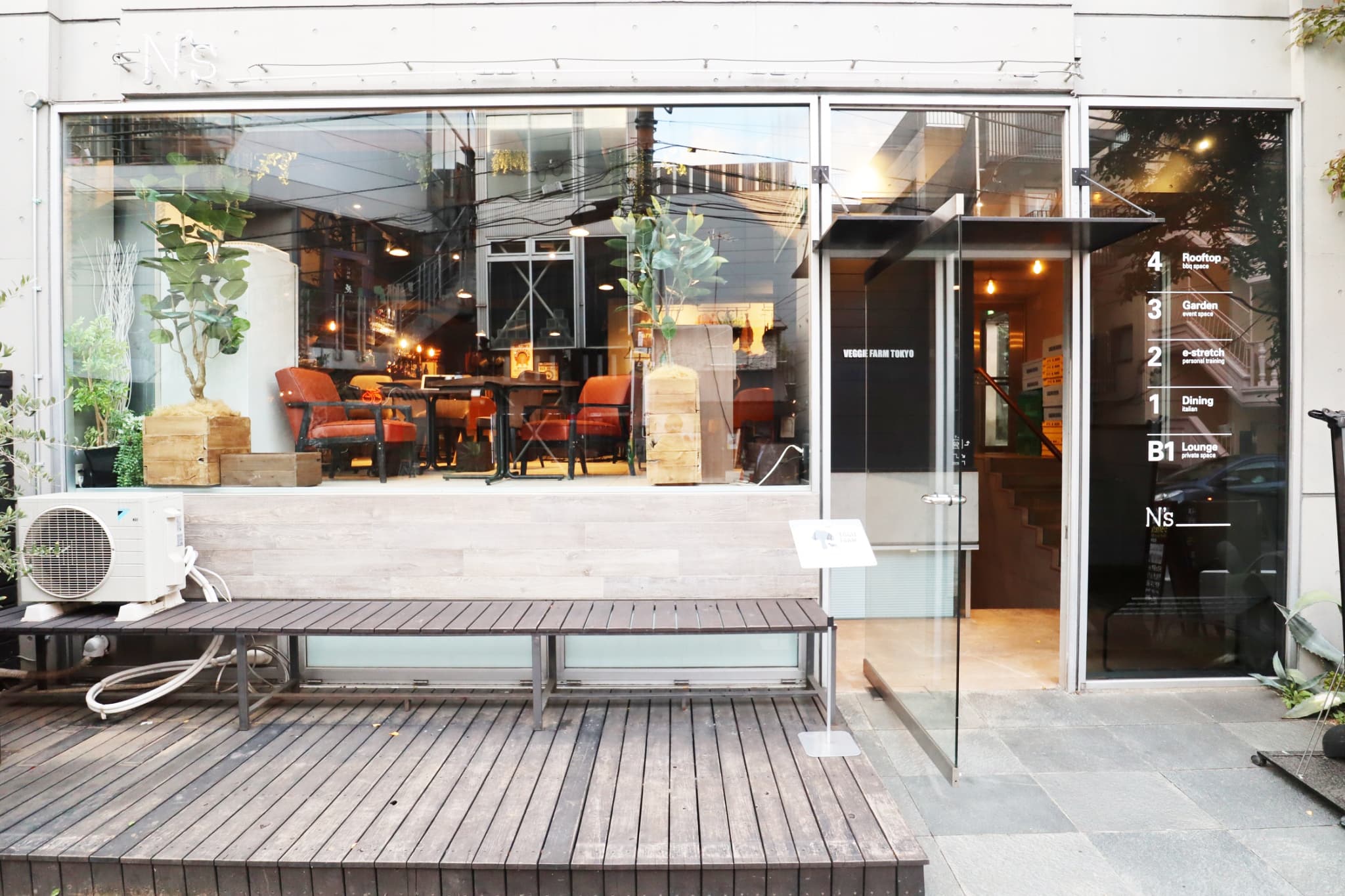 光の差し込むガラス張り路面スペースは、展示会や交流パーティにもぴったり