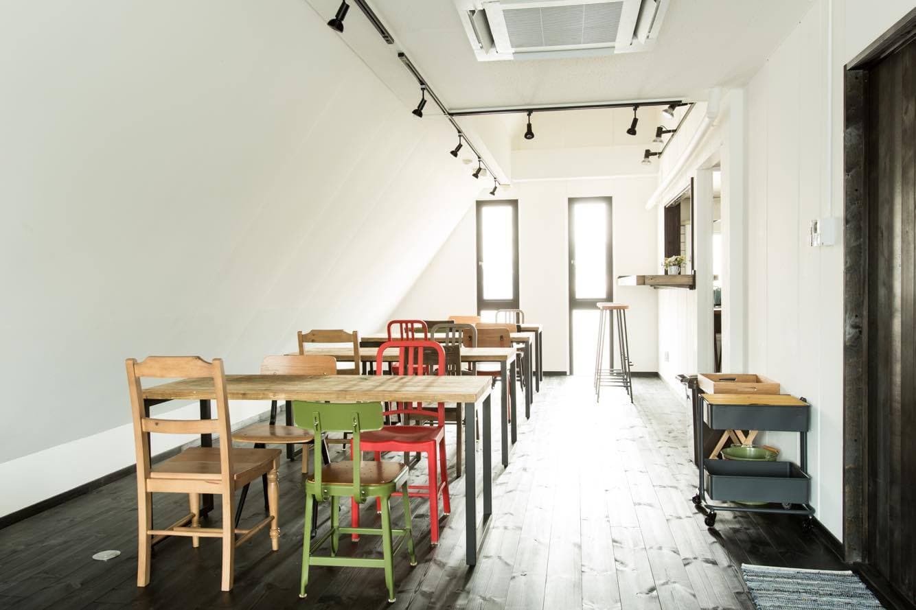 撮影スタジオ、パーティー会場、ミーティングや教室などにもおすすめです。 高い天井と、ハンドメイドのカウンターキッチン、エイジング