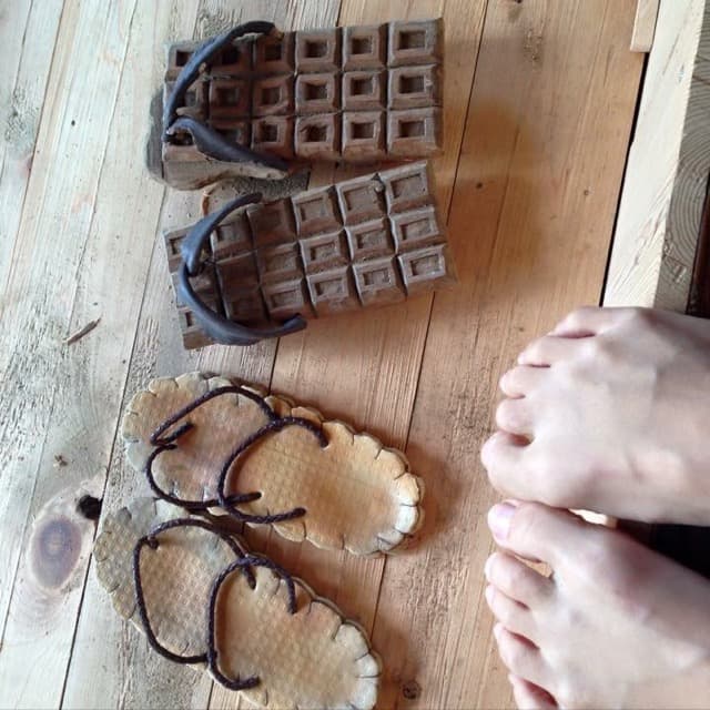 玄関(クッキーのサンダルと板チョコの下駄)