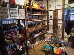 1階の玄関から遠い部屋は食器やアクセサリー等,小物が中心です。