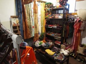 玄関入ってすぐ左の部屋は布類,衣類が中心です。