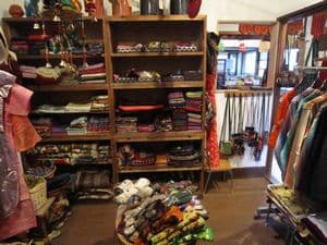 玄関入ってすぐ左の部屋は布類,衣類が中心です。