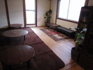 アジア雑貨と茶みせパンパラ 2階お座敷 あちらに見える部屋は6畳 奥のドアを開けるとベランダへ。不要なテーブルはそちらにお出しく