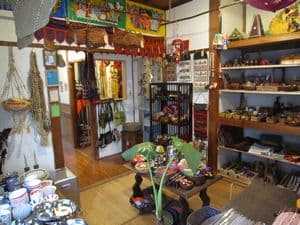 1階の玄関から遠い部屋は食器やアクセサリー等,小物が中心です。