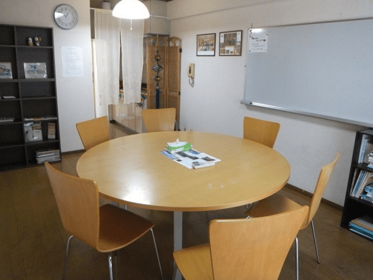 天神の大丸エルガーラの向かいにあるワンルームのスペースです。便利で静がです。教室・会議に最適です。