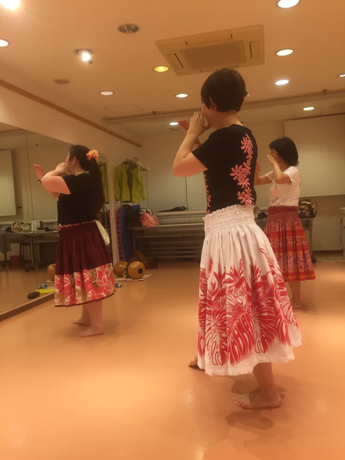 フラダンス教室風景(鏡を見ながらチェックできます!)
