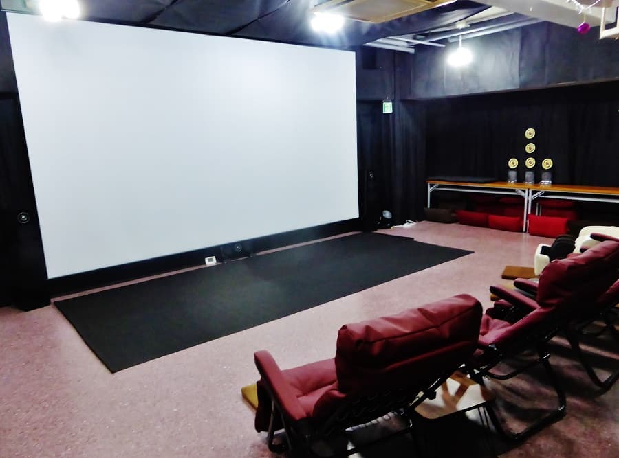 ”日本初” 無料設備のレベルをはるかに超えた、ネットカフェ、カラオケでは実現不可能な 圧倒的大迫力高画質・9.1chサラウンド音