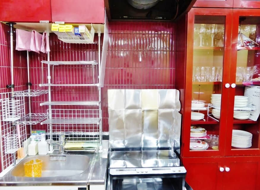 必要なものがすべてそろった広いキッチン。 調味料、食材を用意するだけ