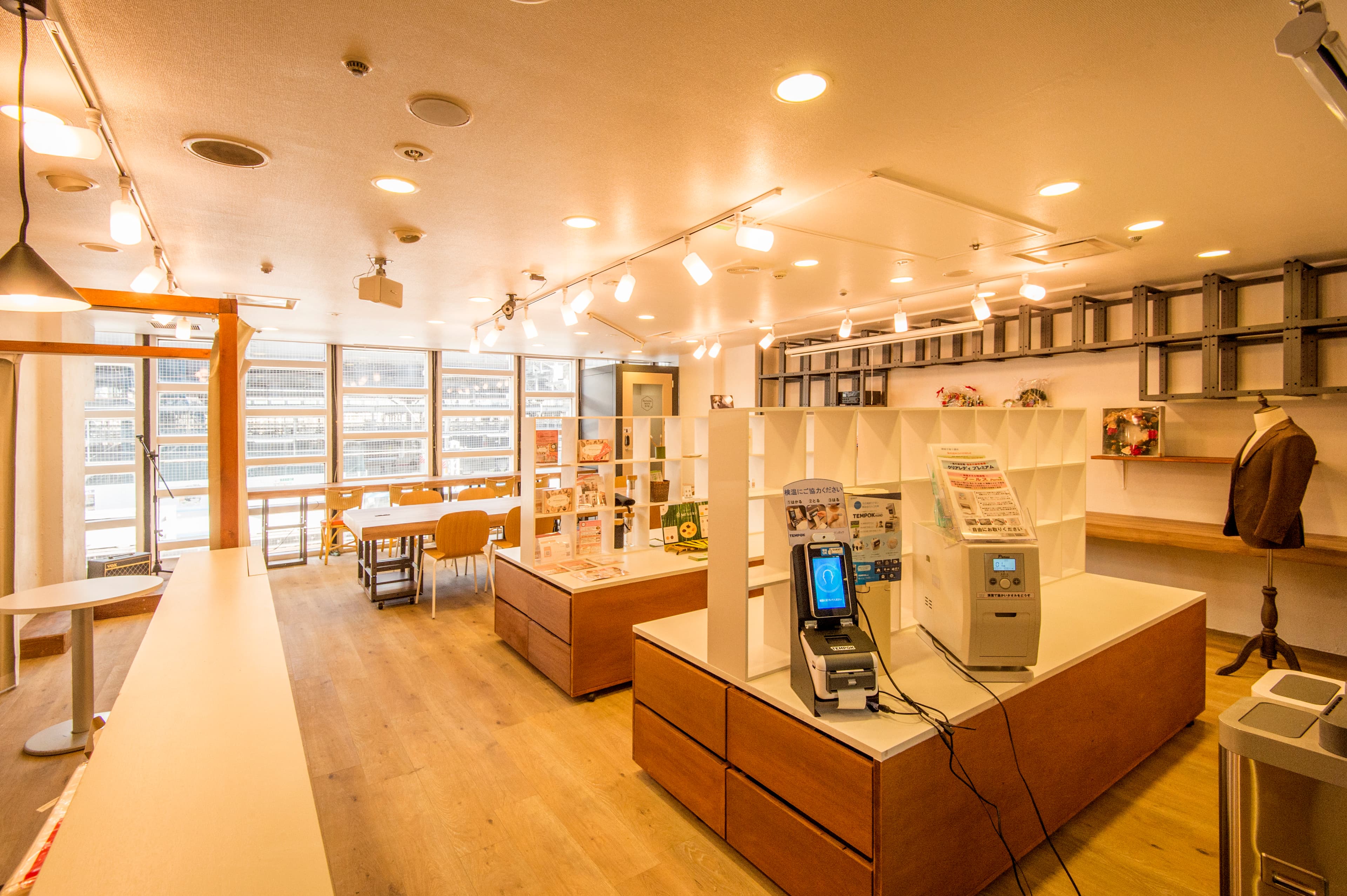 手前のショーテーブルは車輪がついていて奥へ移動して少しスペースを広げられます。