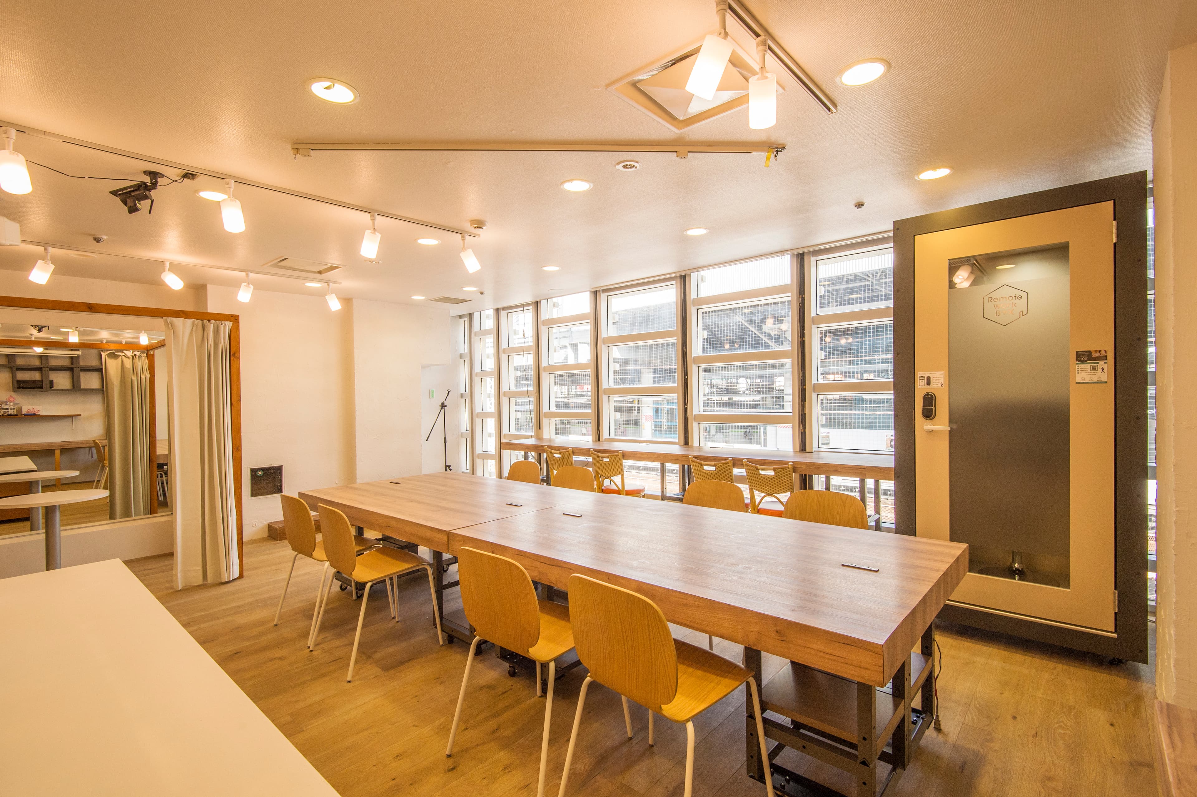 大テーブルは中央で2つに分けて車輪がついているので移動可能です。