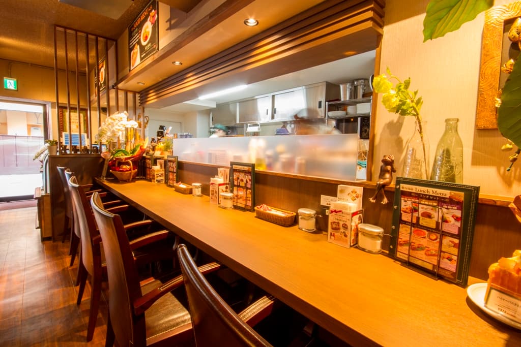 カウンター席(正面がキッチンスペースです)