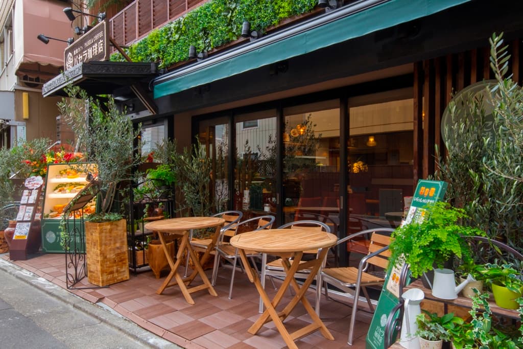 テラススペース(ロール式の屋根付きなので雨の日も利用できます)※ペット同伴OK