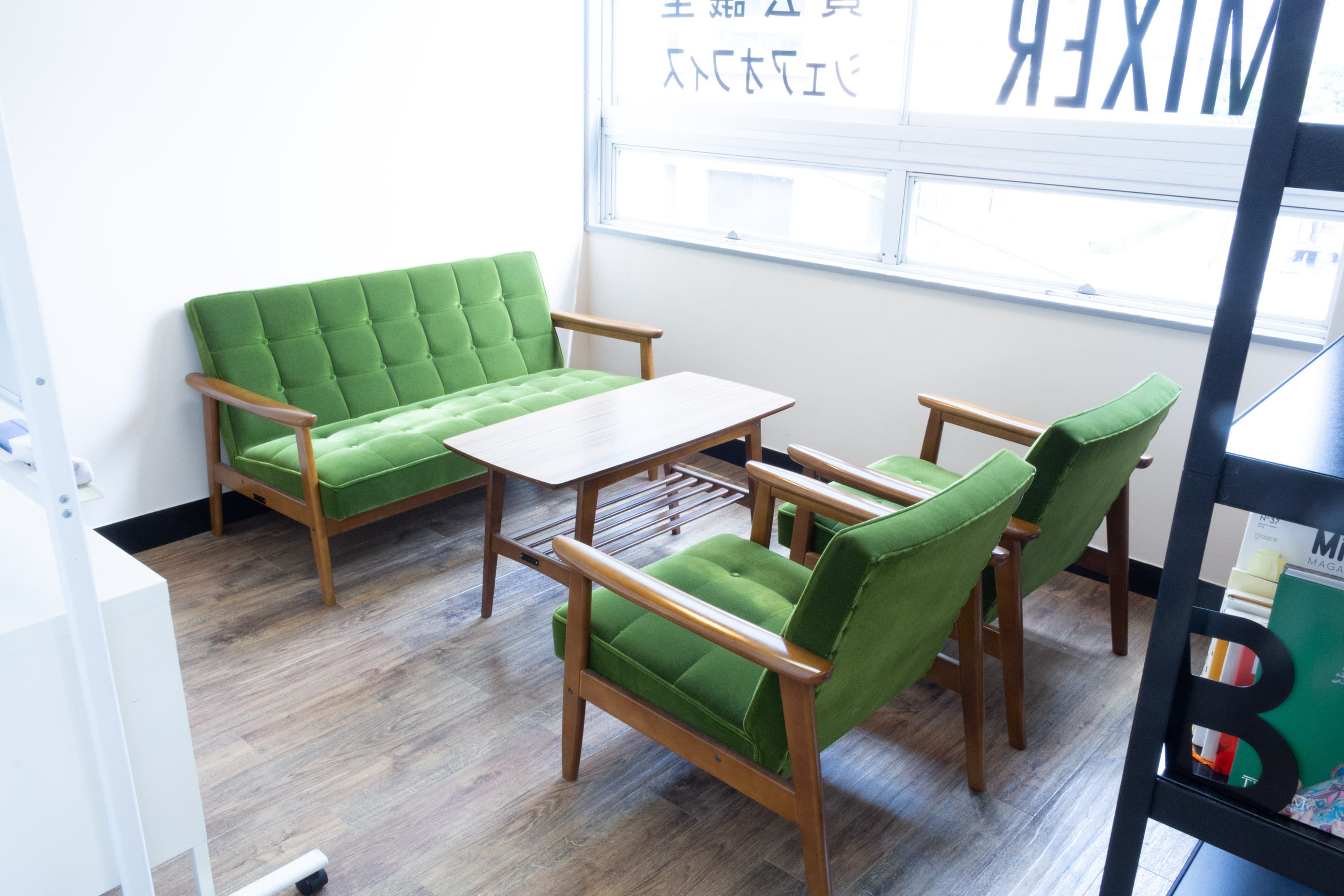 窓際の明るい席になります。4名まで着席可能。