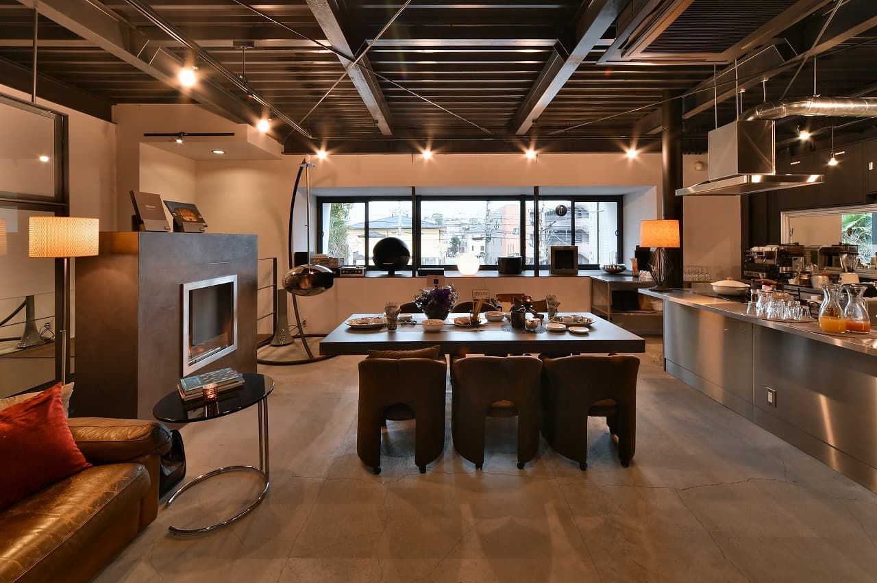 入り口からサロンを見る