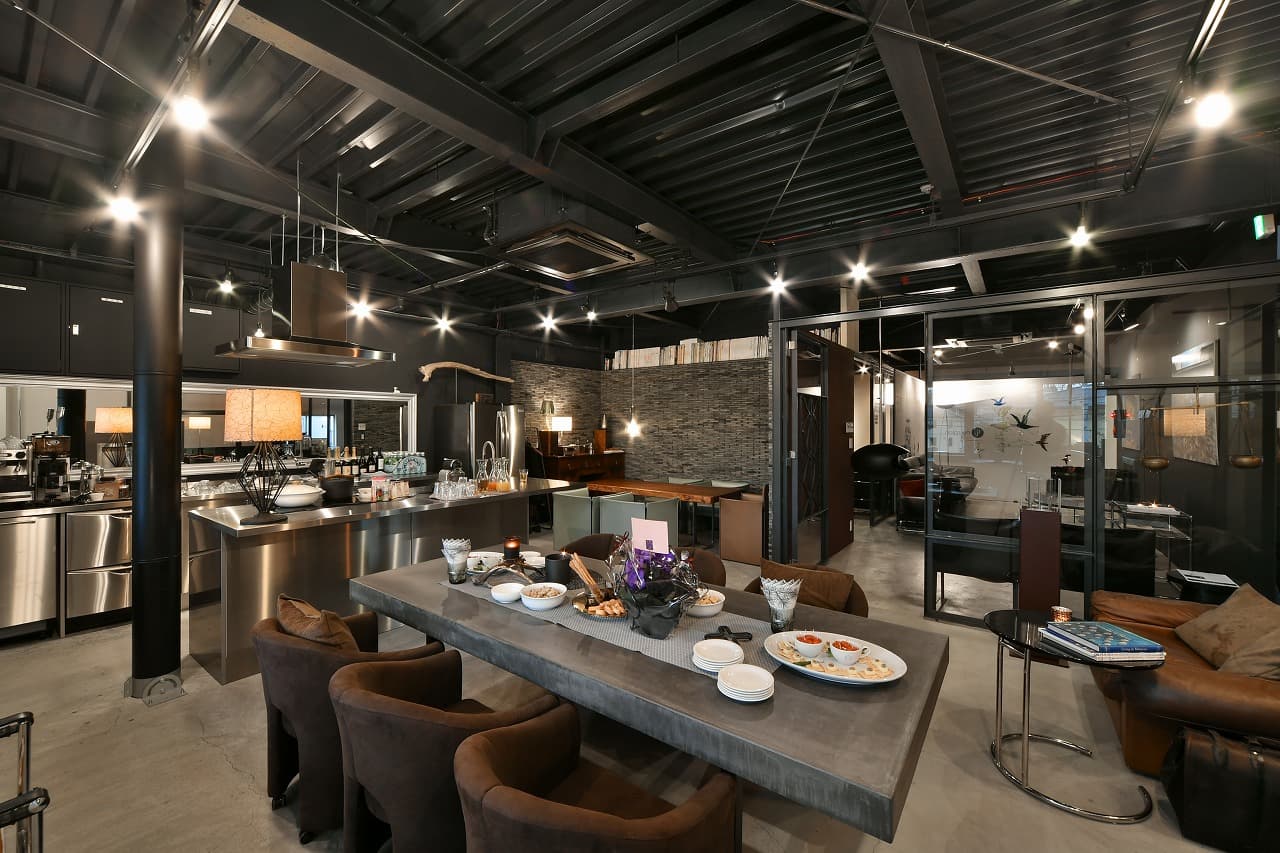 ダイニングスペースⅠよりキッチンを見る