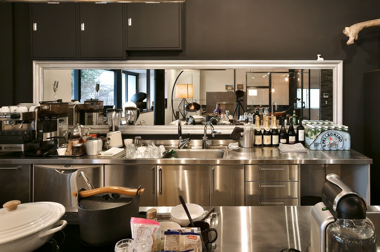 アイランド型の大型キッチンを装備