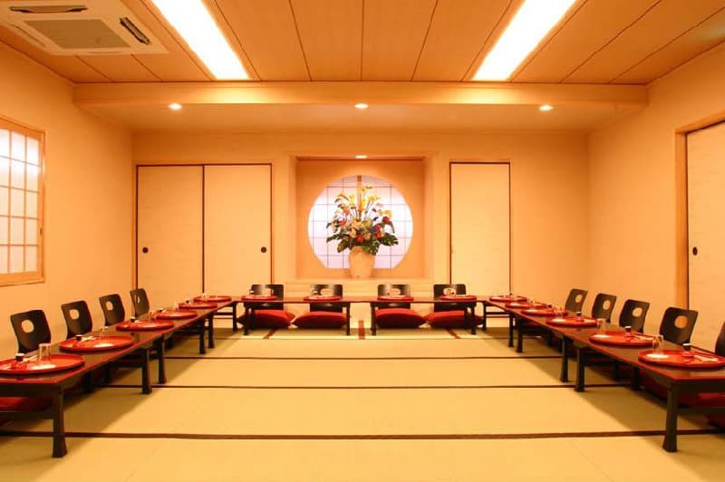 大広間・43名様までご利用可。椅子・テーブルのご用意もできます。