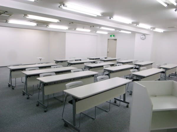 メイン セミナー形式45-51名着席 前から