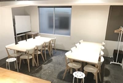 ダイニングテーブル常設16名/最大20名着席可 キッチンスペース