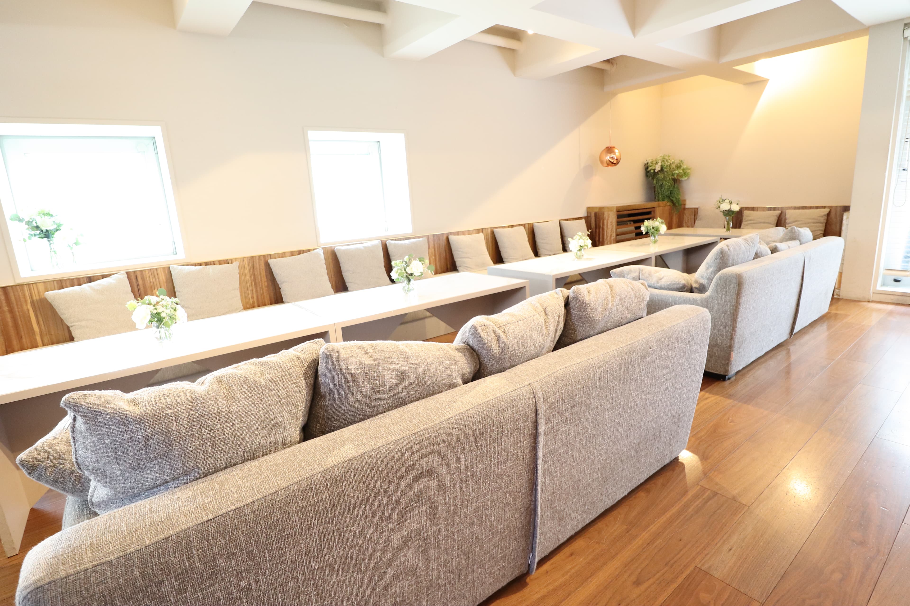 ゆったりソファダイニングは着席で40名程度可能です