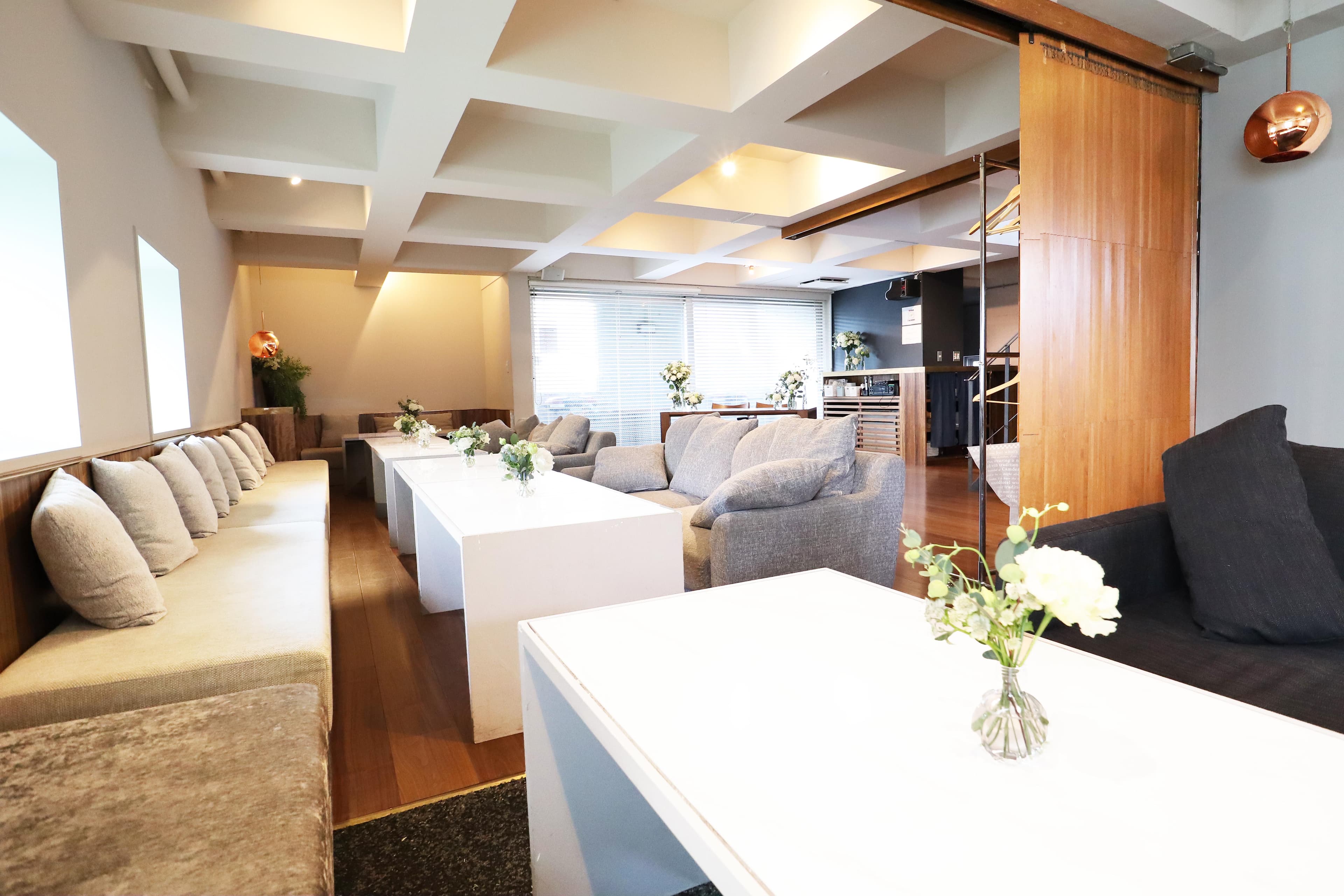 フロア中央部のブラインドで空間を区切る事も可能です