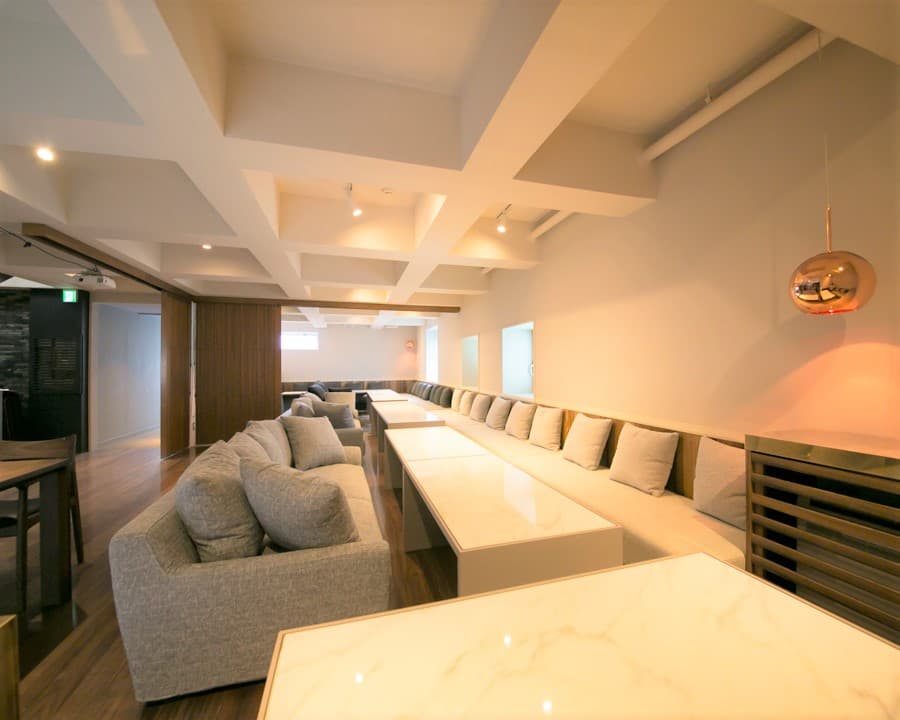 ゆったりソファダイニングは着席で40名程度可能です