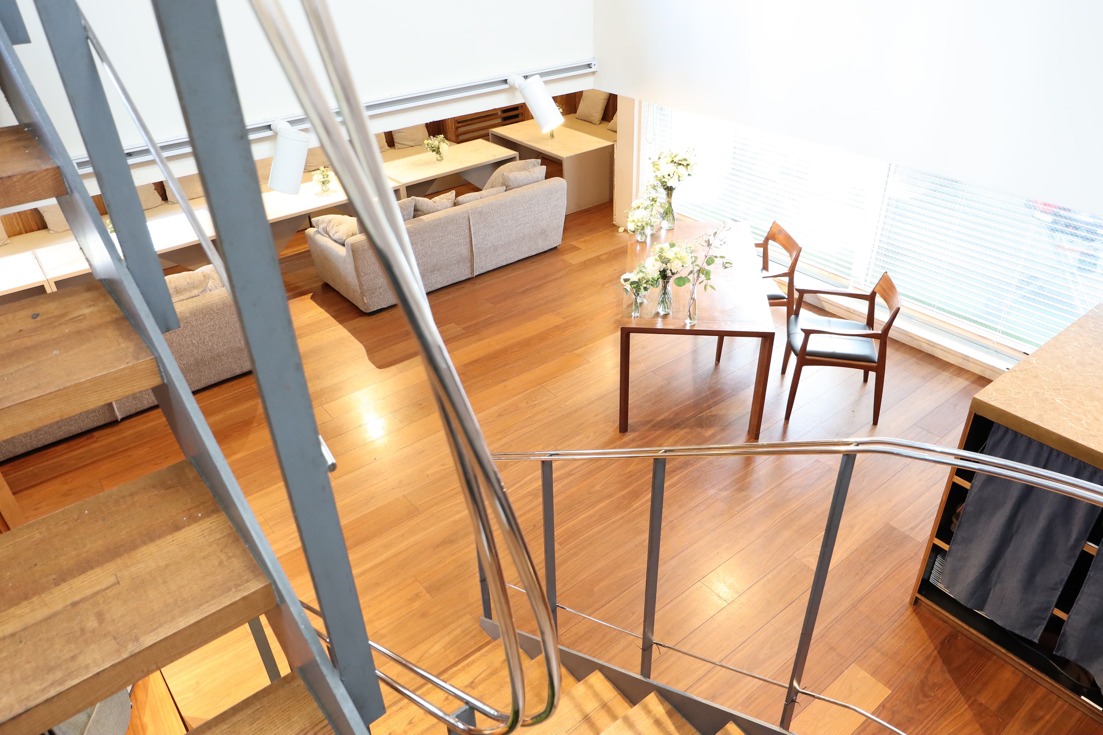 螺旋階段でつながる4階フロアは同時にご予約頂けます