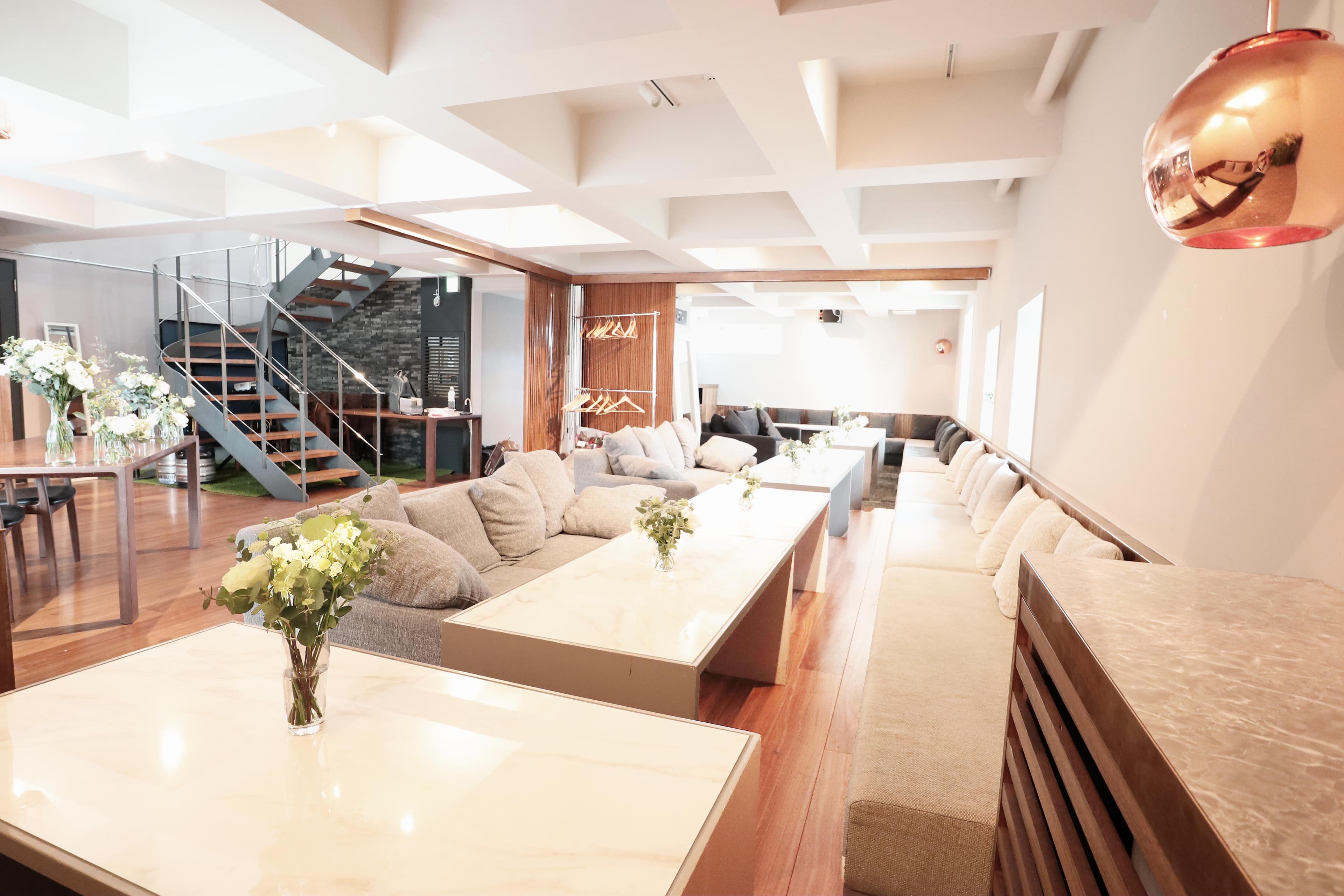 ゆったりソファダイニングは着席で40名程度可能です