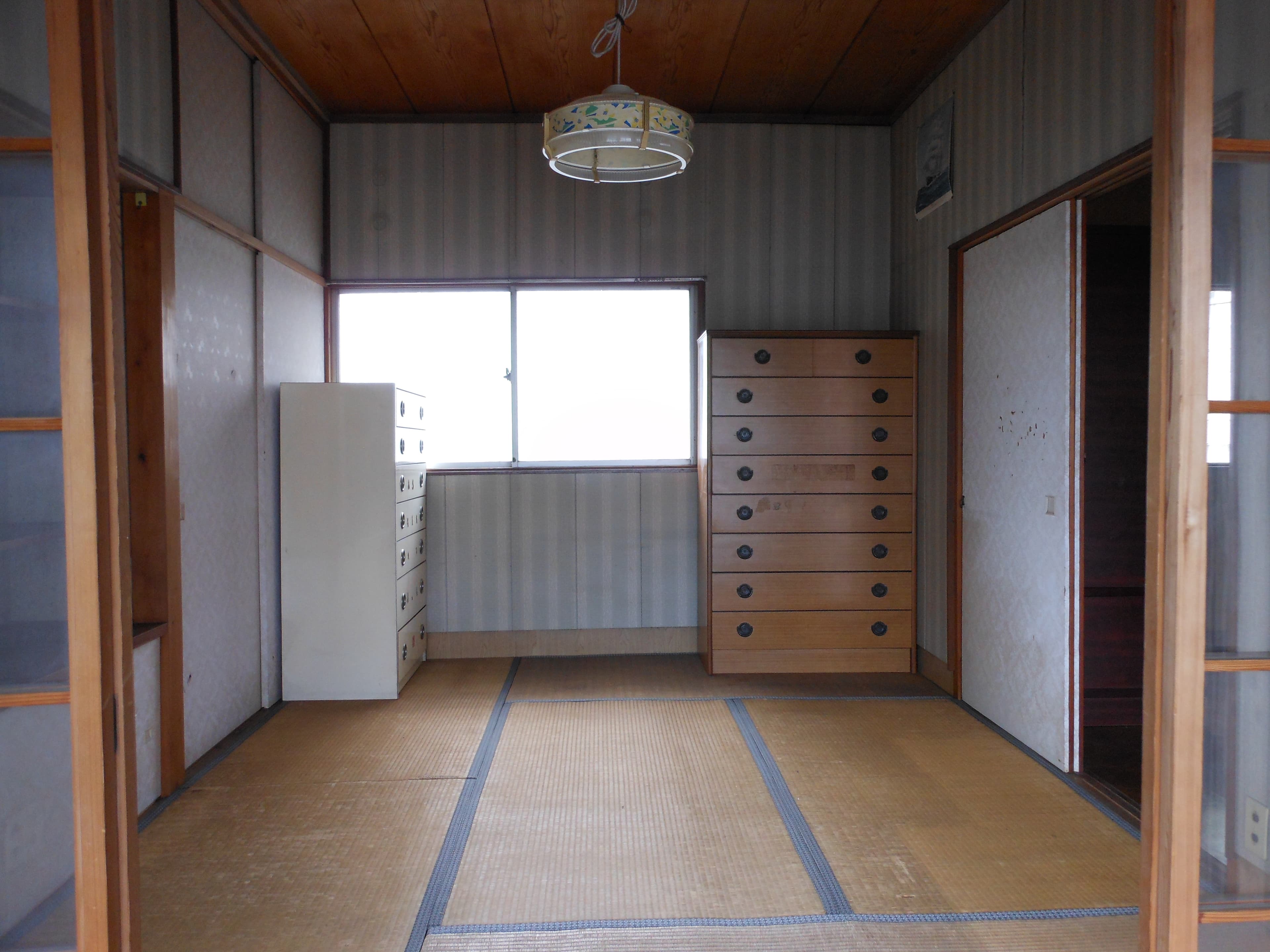 2階中央和室 タンスや照明の傘が時代を感じさせます