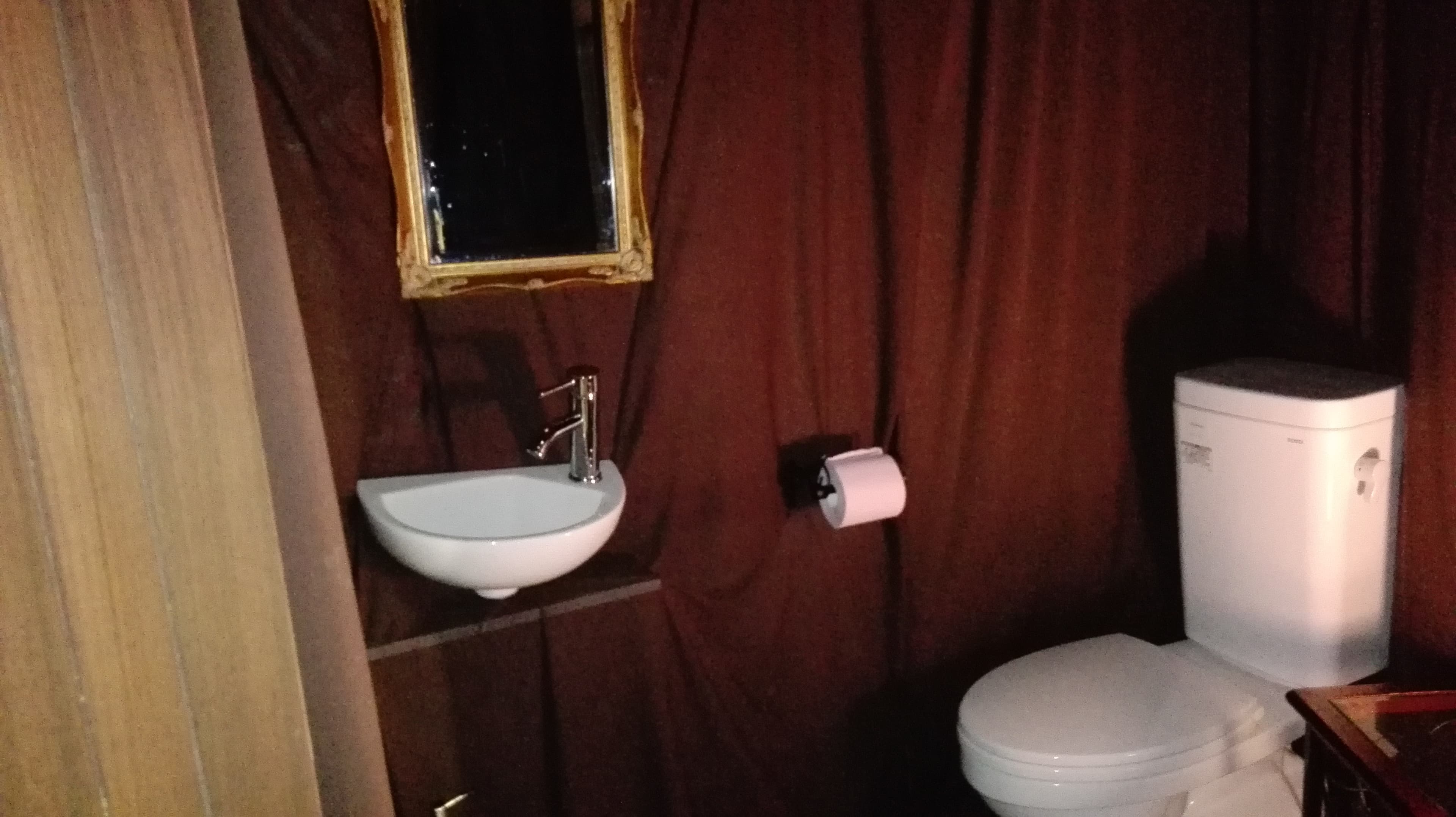 トイレ内軽いお着替えも可です!