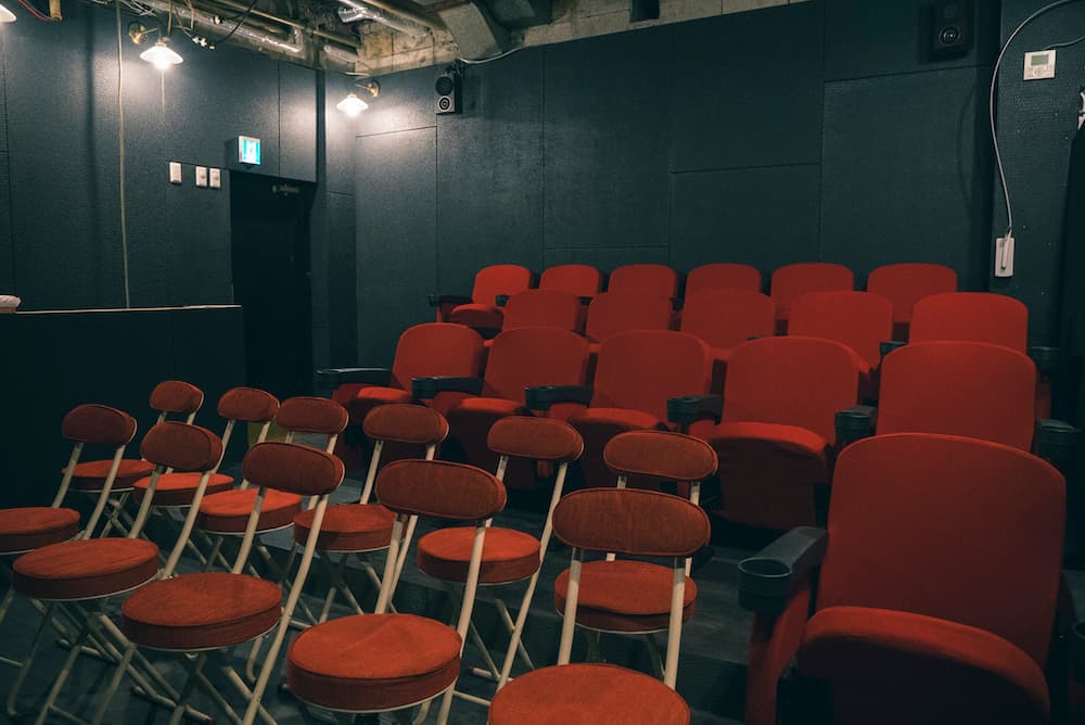 劇場用の赤い椅子!