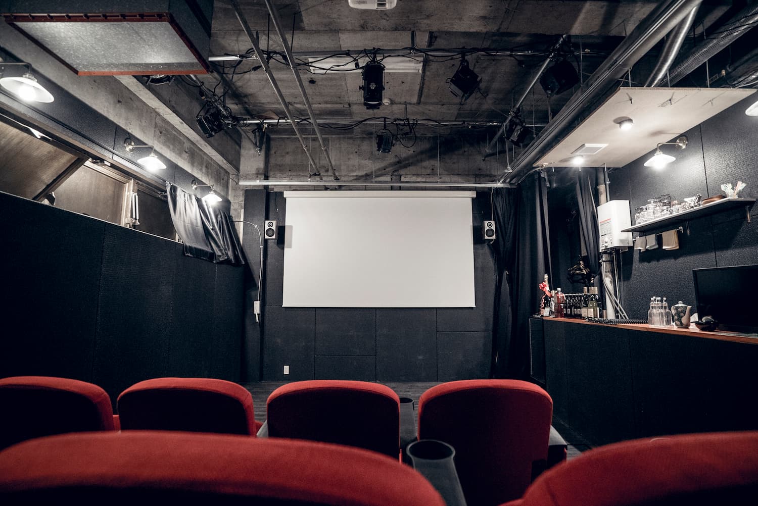 130インチスクリーン&サラウンド