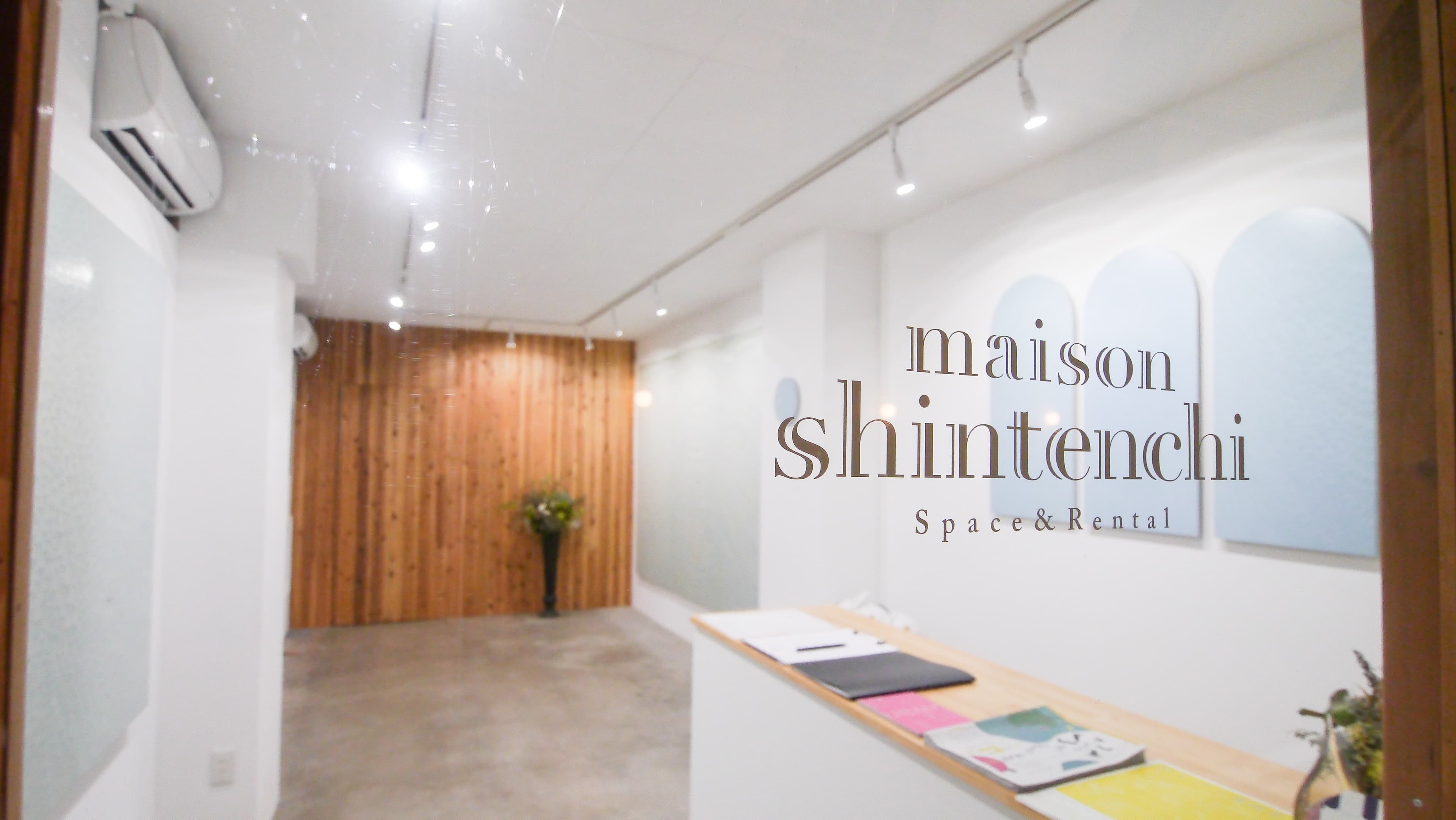 白壁と木の壁を使ったスペースです。 プロやアマチュアを問わずクリエーターの方々が作品や表現の発表の場としてご利用いただけます。